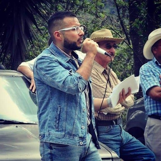 Hugo Ortega participando en una actividad de campo